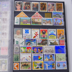 Lot massif de timbres du monde neufs et oblitérés en 8 albums.