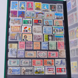 Lot massif de timbres du monde neufs et oblitérés en 8 albums.