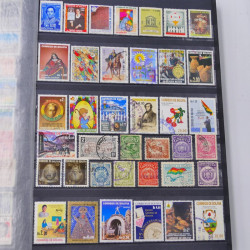 Lot massif de timbres du monde neufs et oblitérés en 8 albums.