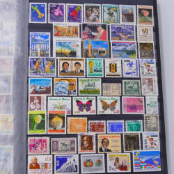 Lot massif de timbres du monde neufs et oblitérés en 8 albums.
