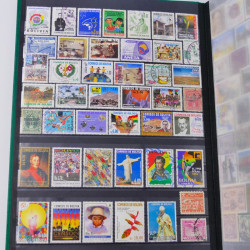 Lot massif de timbres du monde neufs et oblitérés en 8 albums.