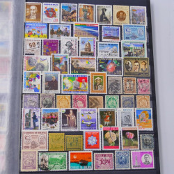 Lot massif de timbres du monde neufs et oblitérés en 8 albums.