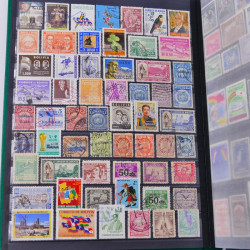 Lot massif de timbres du monde neufs et oblitérés en 8 albums.