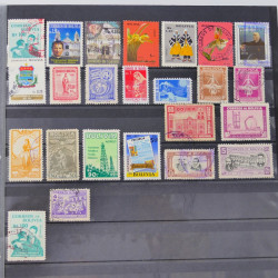 Lot massif de timbres du monde neufs et oblitérés en 8 albums.