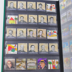 Lot massif de timbres du monde neufs et oblitérés en 8 albums.