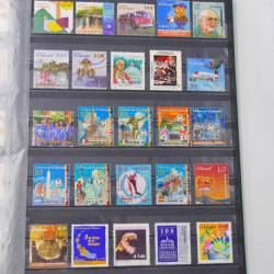 Lot massif de timbres du monde neufs et oblitérés en 8 albums.