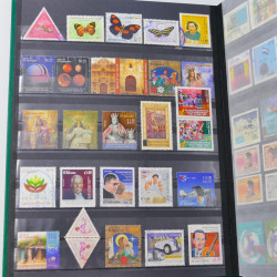 Lot massif de timbres du monde neufs et oblitérés en 8 albums.