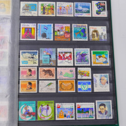 Lot massif de timbres du monde neufs et oblitérés en 8 albums.