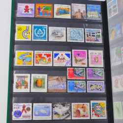 Lot massif de timbres du monde neufs et oblitérés en 8 albums.