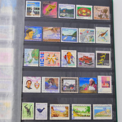 Lot massif de timbres du monde neufs et oblitérés en 8 albums.