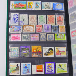 Lot massif de timbres du monde neufs et oblitérés en 8 albums.
