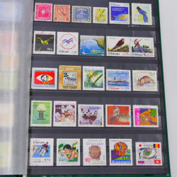 Lot massif de timbres du monde neufs et oblitérés en 8 albums.