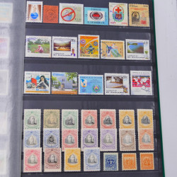 Lot massif de timbres du monde neufs et oblitérés en 8 albums.