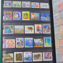Lot massif de timbres du monde neufs et oblitérés en 8 albums.