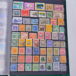 Lot massif de timbres du monde neufs et oblitérés en 8 albums.