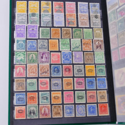 Lot massif de timbres du monde neufs et oblitérés en 8 albums.