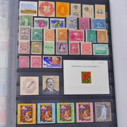 Lot massif de timbres du monde neufs et oblitérés en 8 albums.