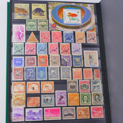 Lot massif de timbres du monde neufs et oblitérés en 8 albums.