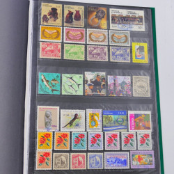 Lot massif de timbres du monde neufs et oblitérés en 8 albums.