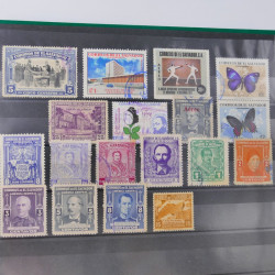 Lot massif de timbres du monde neufs et oblitérés en 8 albums.