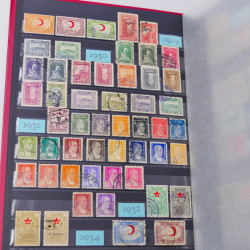 Lot massif de timbres du monde neufs et oblitérés en 8 albums.