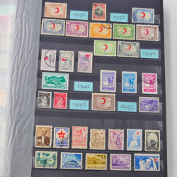 Lot massif de timbres du monde neufs et oblitérés en 8 albums.