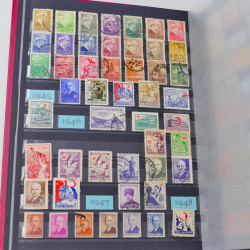 Lot massif de timbres du monde neufs et oblitérés en 8 albums.