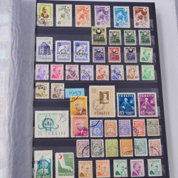 Lot massif de timbres du monde neufs et oblitérés en 8 albums.