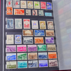 Lot massif de timbres du monde neufs et oblitérés en 8 albums.