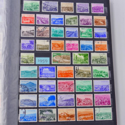 Lot massif de timbres du monde neufs et oblitérés en 8 albums.