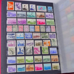 Lot massif de timbres du monde neufs et oblitérés en 8 albums.