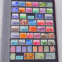 Lot massif de timbres du monde neufs et oblitérés en 8 albums.