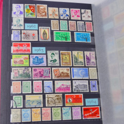 Lot massif de timbres du monde neufs et oblitérés en 8 albums.