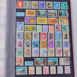 Lot massif de timbres du monde neufs et oblitérés en 8 albums.