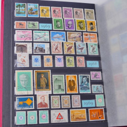 Lot massif de timbres du monde neufs et oblitérés en 8 albums.