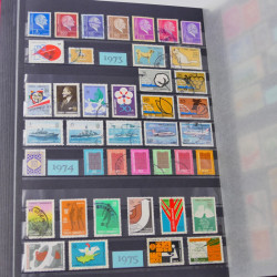 Lot massif de timbres du monde neufs et oblitérés en 8 albums.