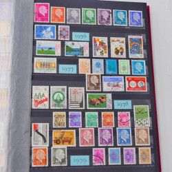 Lot massif de timbres du monde neufs et oblitérés en 8 albums.