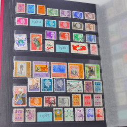 Lot massif de timbres du monde neufs et oblitérés en 8 albums.