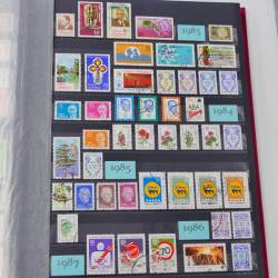 Lot massif de timbres du monde neufs et oblitérés en 8 albums.