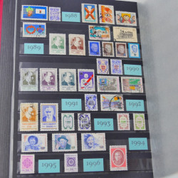 Lot massif de timbres du monde neufs et oblitérés en 8 albums.