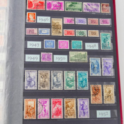 Lot massif de timbres du monde neufs et oblitérés en 8 albums.