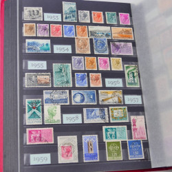 Lot massif de timbres du monde neufs et oblitérés en 8 albums.