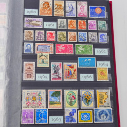 Lot massif de timbres du monde neufs et oblitérés en 8 albums.