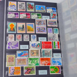 Lot massif de timbres du monde neufs et oblitérés en 8 albums.