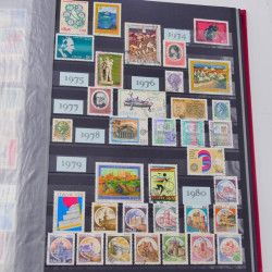 Lot massif de timbres du monde neufs et oblitérés en 8 albums.