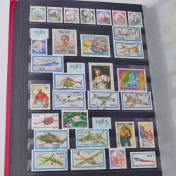 Lot massif de timbres du monde neufs et oblitérés en 8 albums.