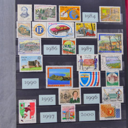 Lot massif de timbres du monde neufs et oblitérés en 8 albums.