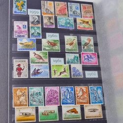 Lot massif de timbres du monde neufs et oblitérés en 8 albums.