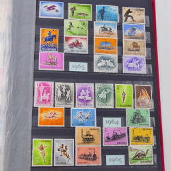 Lot massif de timbres du monde neufs et oblitérés en 8 albums.