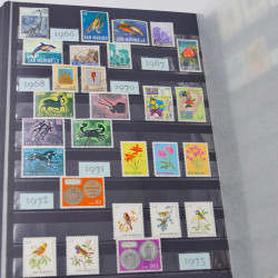 Lot massif de timbres du monde neufs et oblitérés en 8 albums.